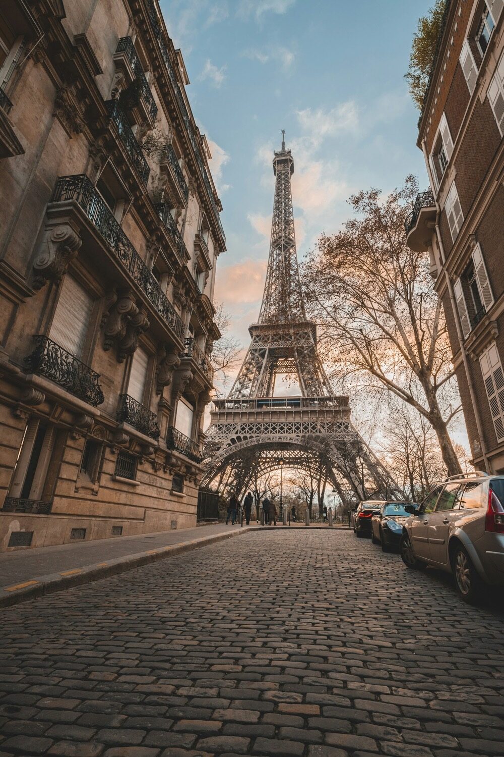 Tháp Eiffel nhìn từ một con phố nhỏ ở Paris